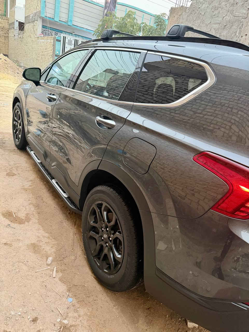 للبيع هيونداي سنتافي 2023 XRT 
• الموديل: 2023.
• الفئة: XRT (الإصدار الرياضي المميز).
• المسافة المقطوعة: 95,670 كم فقط.
• المحرك: 4 سلندر، 2.5L (اقتصادي وقوي).
• ناقل الحركة: أوتوماتيك 8 سرعات (دكم).
• التصميم الخارجي: شبك أمامي رياضي باللون الأسود، سكك سقف سوداء، ودعامات جانبية (Side Steps) أصلية.
• التحكم والقيادة: نظام Drive Mode (تغيير وضعيات القيادة: Comfort, Sport, Smart).
• الداخلية: مقاعد جلد فخمة مع تحكم كهربائي، شاشة لمس كبيرة تدعم Apple CarPlay و Android Auto.
• التقنيات: تشغيل بصمة، تشغيل عن بعد، رادار أمامي، رادار جانبي (نقطة عمياء)، وتحديد مسار.
• الإضافات: كاميرا خلفية دوارة، حساسات خلفية، شحن لاسلكي للهاتف، وتبريد/تدفئة مقاعد.
• العجلات: ويل كب XRT المميز قياس 18 إنش.
• السيارة نظيفة جداً وجاهزة من كل النواحي (كما موضح بالصور).
نوع الحادث: ضرر أمامي بسيط (كما موضح في الصور المرفقة من المزاد).
السيارة رقم بغداد بأسمي تحويل مباشر
مكاني النجف الاشرف
السعر 195 ورقة
*********** النجف, العراق
