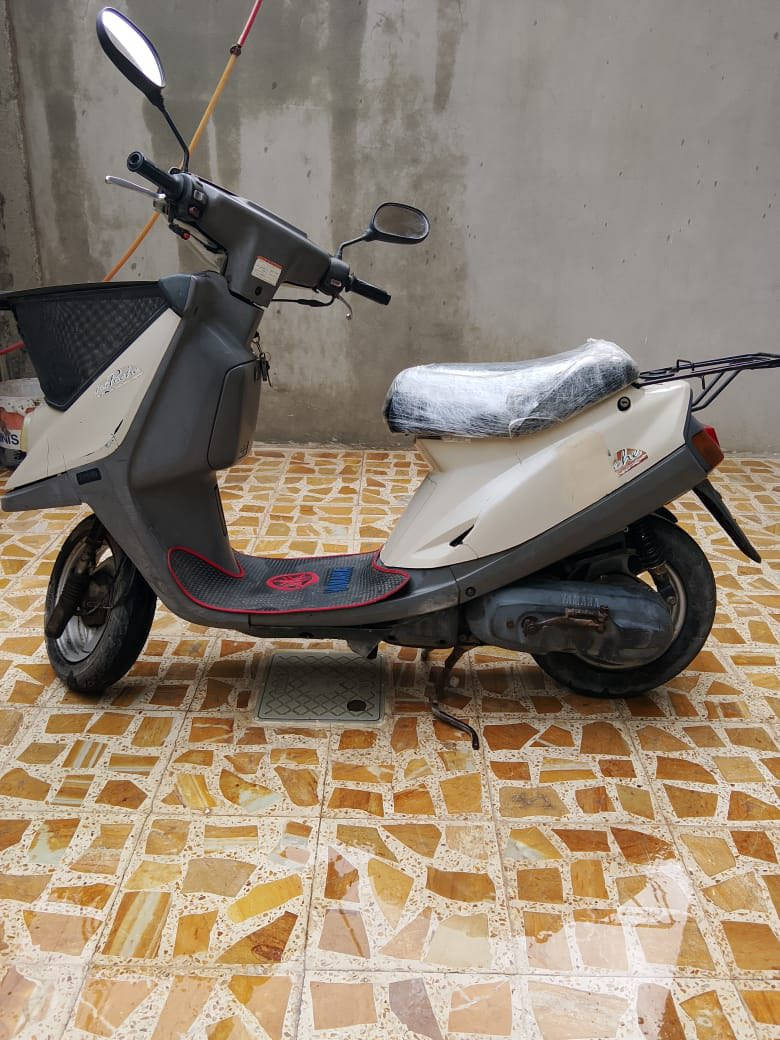 بزونة للبيع (نظيفة وجاهزة) 🏍️🔥
✅ المواصفات:
المحرك: شغال هندر واحد (نقرة) ⚙️.
الكهربائيات: وايرمنية كاملة وكلها شغالة 🔌✨.
الحالة: تحريك معدل فول، الشاصي مكسور جه وحده وملحوم تقوية للجهتين .
الملاحظات: السلف يدير بس ما يشغل (احتمال دشلي سلف). الباتري جديد
تايرات جدد. صالنصه جديدة 
معمر مرة وحده بس بستن
📍 المكان: الموصل - الجانب الأيسر.
💰 السعر: 200 ألف (وبيه 
مجال حك الجية) 💵.
***********وتساب متوفر
