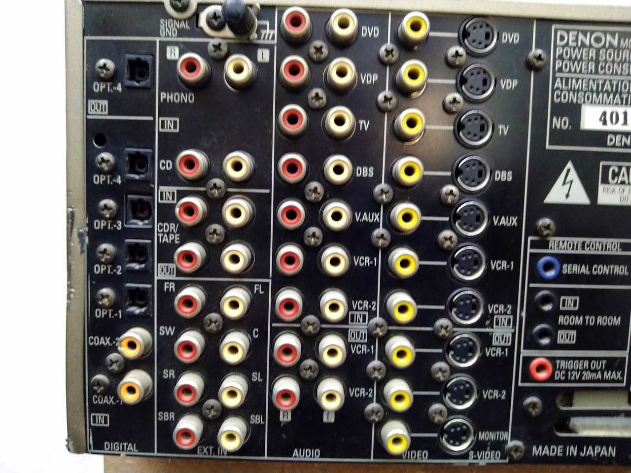 السلام عليكم ورحمة الله وبركاته ، من رخصة الآدمن ، جُمعة مُباركة على الجميع ، جهاز مضخم صوت مسرحي و ستريو ، نظام 8.1 Channel , ثماني سماعات و سماعة سنتر ، و نظام سماعتين ستريو ، الجهاز ماركة ، DENON , يعمل على جهد 220 ڤولت ، 270 واط ، الجهاز بلادي بدون أي تصليح ، مع الجهاز ريموت كونترول ، نظافة الجهاز 98 % ، الجهاز به نظام 2 Zone , للذي يعرف بهذا النظام ، الجهاز يحتوي على عِدة مداخل و مخارج كثيرة ، من ضمنها 4 مداخل Optical Audio , و مخرج Optical Audio , الجهاز صَوتهُ جداً ممتاز ، السعر 150 ألف مع التوصيل ، للتواصل ، الإتصال على الرقم *********** ، أو على الخاص ، مع تحياتي للجميع ، أخوكم المهندس المعماري حسين.
