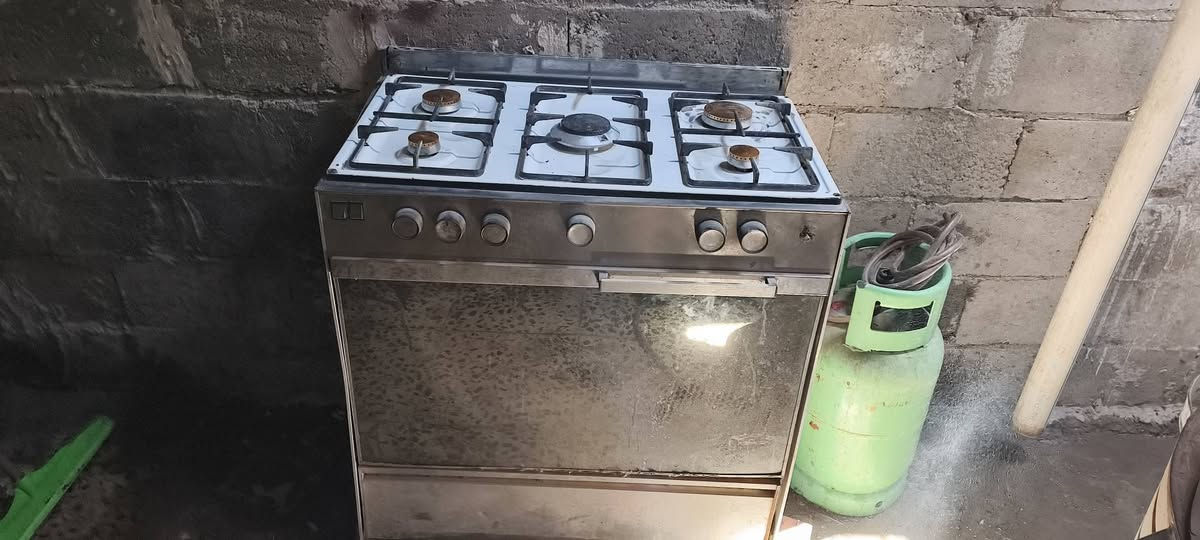 السلام عليكم طباخ عشتار الباب الاول ٥ عيون شغال ع فحص نضيف جدا السعر ١٥٠ بي مجال بسيط للاستفسار ***********
