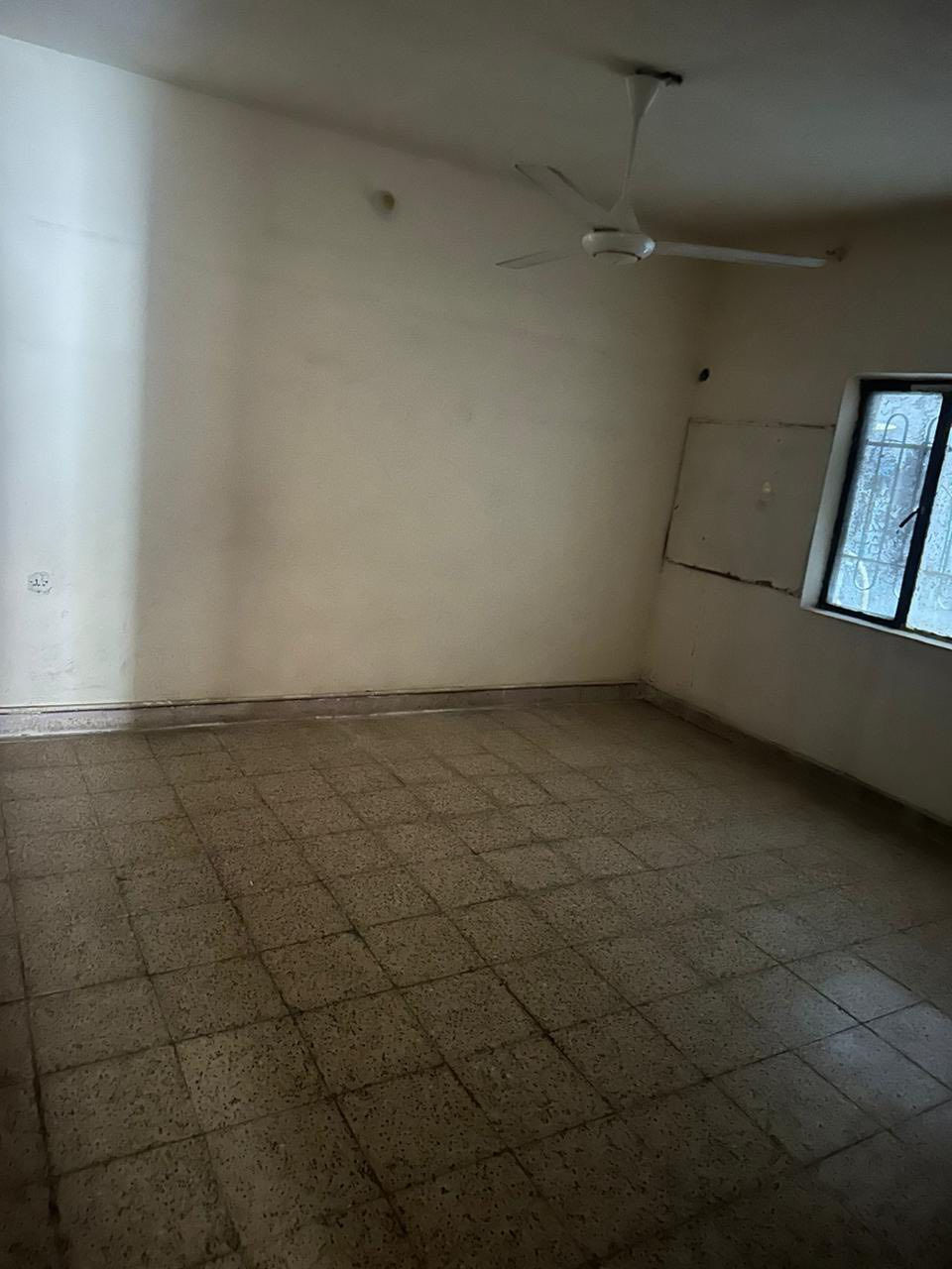 #للايجار____في____السيدية
بيت مساحة 120م نظيف 

يحتوي على ثلاث غرف  نوم وصالة ومطبخ وخدمات 

قيمة الاجار:900 قفل 

للاستفسار:***********

او زيارة مكتب الفهد الهندسي للمقاولات العامة/شارع جامع الاقصى مقابل مكتبة الحكم سنتر
