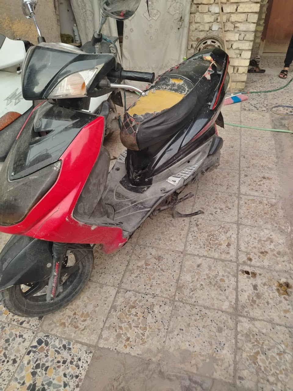 السلام عليكم 
سكنس فحل كابريتر 
دراجه حلوه بس يرادلها ترتيب
يرادلها ترتيبات كهربائيات و ترجع الدراجه فول 
الدراجه كفراتها كامله ما بيها اي كفر نقص 
مكينه مفتوحه 
مكلف بالنشر 
اي استفسار المراسله على الرقم التالي 
***********

