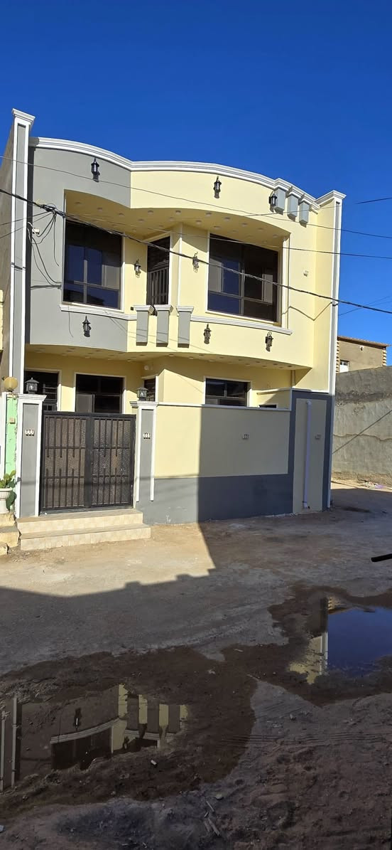 السعره👈((140)) مليون مع🌴🌴 المجال 
السلام عليكم متابعين الاعزاء🌴🌴 عندي بيت للبيع طابو زراعي سند 25 تحويل اقرار🌻🌻 موقعه كربلاء الشارع بغداد قرب امام عون على🌺🌺 السايد خروج عامود 233 يبعد عن مركز المدينه 5 كيلو🌴🌴 يبعد عن الامام عون 300 متر شارع كل تبليط كافه🌹🌹 الخدمات البناء طابوك درجه اولى تسليم مفتاح🌴🌴 يحتوي على ثلاث غرف نوم مع استقبال مع صاله مع مطبخ العرض شارع 10 متر كافه الخدمات باقي التفاصيل على الارقام الموجوده***********

