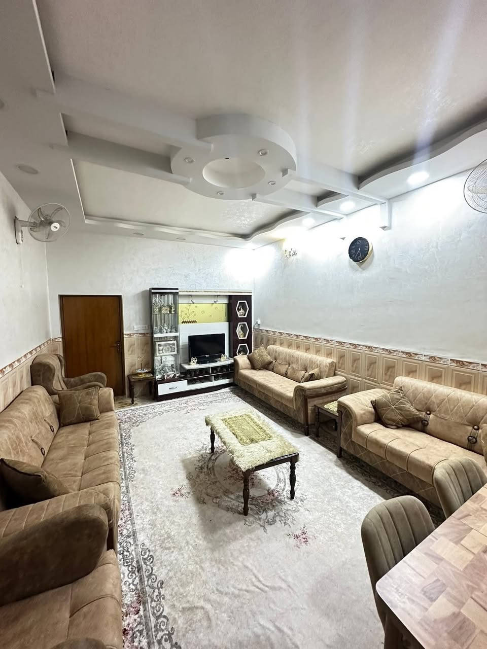 دار للبيع المساحة 200 متر
متكون: طابق واحد 
من غرفتين 2 
و صالة 
و أستقبال 
و مطبخ 
و صحيات 2 
الموقع: أم الخيل الثالثة-شارع عشرين-خلف مكوئ الأصيل
للاستفسار ***********
