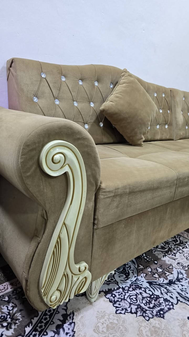 ديوان 8نفرات مستعمل نظيف للبيع
السعر 160 الف وبي مجال بسيط 
***********
