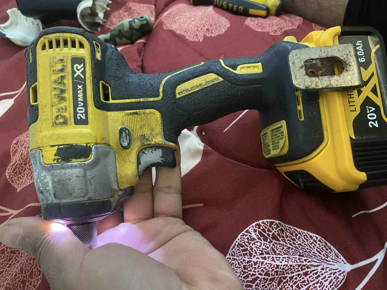 ادريل ديولت اصلي اصلي اصلي للبيع بطاريه فقط تجاريه 125 الف مكاني بغداد***********
