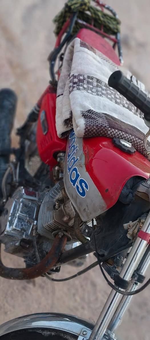 سلام عليكم دراجا 5 كير نضيفا مال جناي 
سعر 325 وبيه مجال 
لمحرك نضيف بس بيه خيط بخار بنجف طريط كربلاء نجف 
عمود 200 رقم الهاتف
***********
