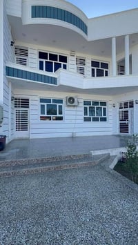 يوجد بيت مساحه 600 متر يحتوي ٤ غرف نوم واستقبال ومطبخ وصحيات ومضيف طاب...