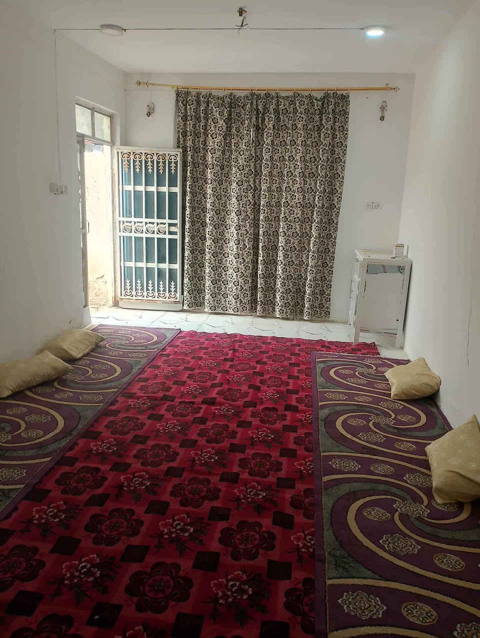 السلام عليكم بيت للبيع مساحة 200م 
زراعي حي العسكري شارع السادة الطوال يتكون من غرفتين ومطبخ وصاله واستقبال ومجمع صحيات السعر 34 الاستفسار ***********
