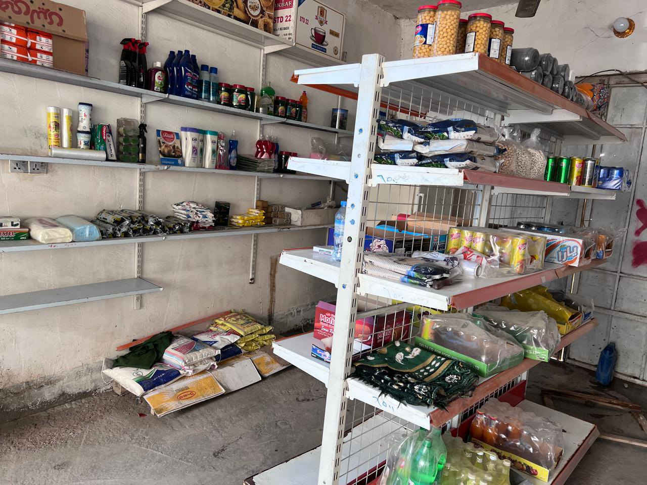 السلام عليكم
رفوف جدارية حديد مع عارضة رفوف وسطية أيضاً حديد
للبيع
للاستفسار على الخاص او الاتصال على الرقم التالي 
***********
