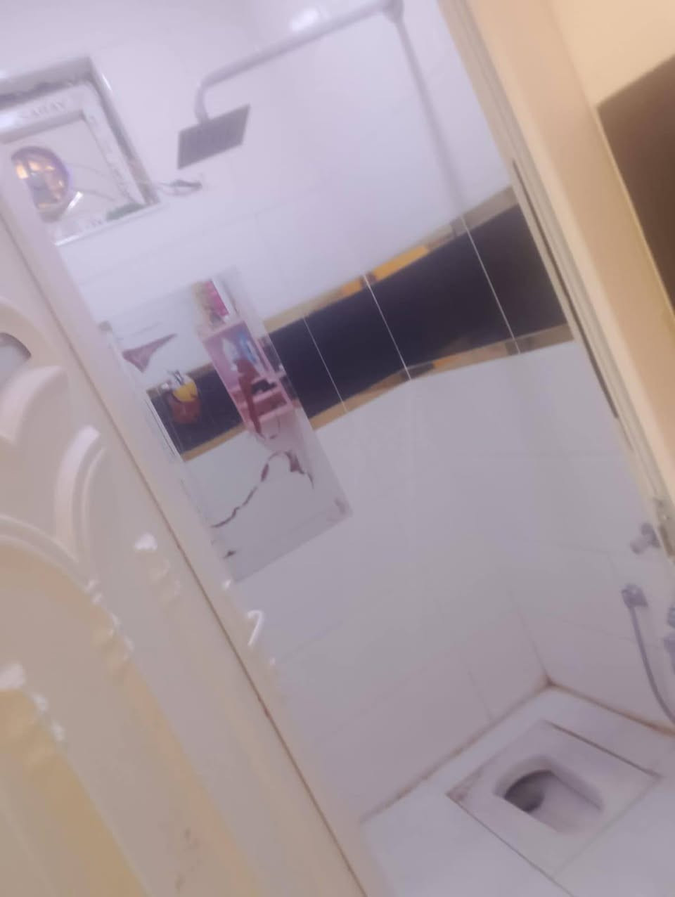 بيت للبيع بحي الجامعه قرب مجمع حيدر حجي هندي مساحته 100 متر بناء جديد بي غرفه وصاله وبراني وصحيات كامل خدمات الاتصال ***********
