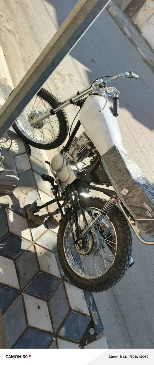 سلام عليكم دراجه للبيع كلك اسويلك مكاتبه عن سرقه 
تعمير 25 صارها 3ايام من معمره فقط صالنصه و لمحرك21 مامبدلات فول نضافه سعر 450 وبيه مجال بصيط مكان الرميثه ***********
