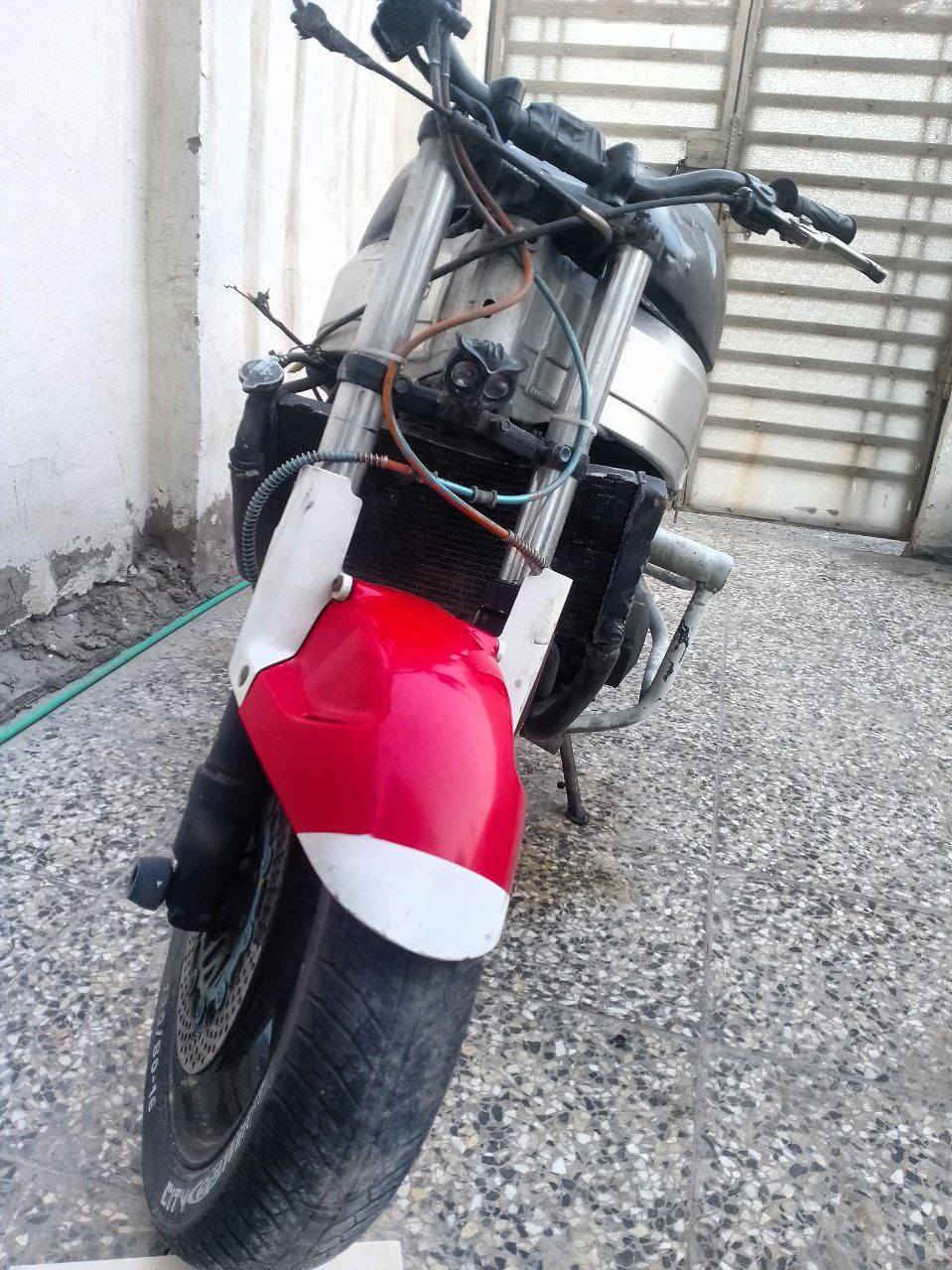 سلام عليكم دراجه نوع cbr بطح مال سباق هونداي موديل ١٩٩٨مكينه ١٠٠٠ccبدون كفرات بدون رقم اوراق كمركيه كامله دراجه بدون كفرات بس دراجه حلوه مشيه حلو وسعره همينه حلو وممناسب الي يهون هيج دراجات مكانه بغداد حي اور ورقم التلفون. *********** السعر مليونين وبيه مجال
