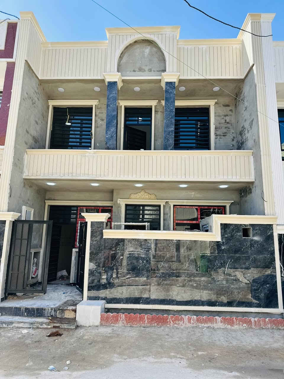 سلام عليكم
دار 🏠 للبيع مساحه 120م @إشارة
لوجه 7ونص /نزال16 
مدخلين مطبخ + ستقبال 
3غرف. صحيات3 
طابو زرعي سند 25✅. 
📍الدورة البوعيثة _مجمع العدل اول 
***********
