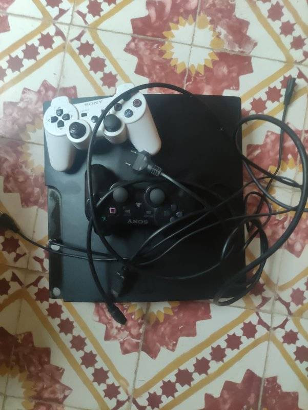 🎮🔥 للبيع بلاي ستيشن 3 (PS3) 🔥🎮
✅ شغال كامل وما بيه أي عطل
✅ يحتوي على 5 يدات تحكم بيه خلال يدات تشكل 
✅ بيه لعبة بيس 21 (PES 2021) ⚽
🔹 مكان موصل الجانب الأيمن.

📞 رقم الهاتف: 0657529076
📍 السعر: يُذكر عند التواصل


**إذا كنت صاحب هذا الإعلان وتريد حذفه لأي سبب، رجاءا أرسل رسالة إلى الدعم الفني**