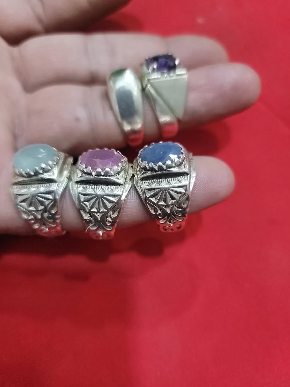 نواعم حلوات واحجار طبيعيه
زمرد 
جمشت زفير ياقوت الاوكوامارين 

قياسهن 22
***********
