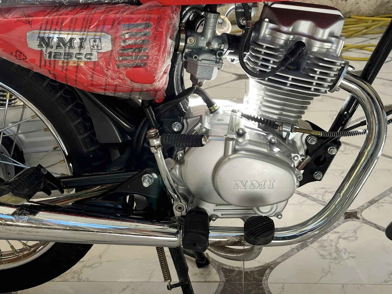 سلام عليكم دراجه ايرانيه للبيع مديل 25 بدون أوراق وصل مكاتبه مكفوله من العشاير دراجه 
ما مفتوحه بعده جديده كهرباء كله شغاله إيراني اصلي تجي وتشوف بعينك سعره مليون و١٠٠ وبيه مجال مكاني ميسان مغربه رقمي***********. وبالخدمه🩷
