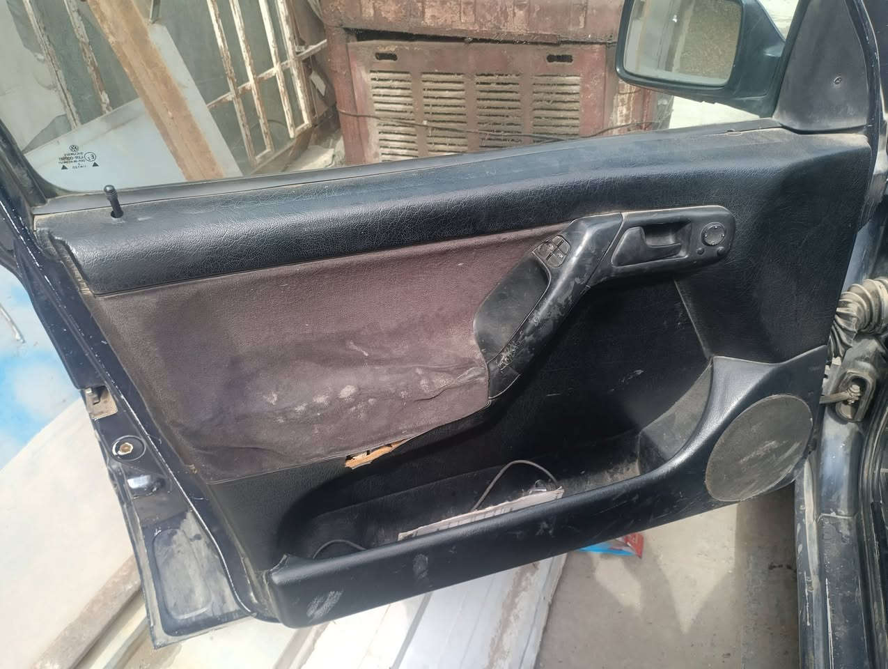 كولف فنتو للبيع موديل ١٩٩٢، رقم بغداد انكليزي، باسمي، بلادي، بدون  صبغ، بدون حادث، بدون تبديل ، كهربائيات كلهة شغالة، تبريد شغال، جاهزة من صدر وتايرات وباتري وكهربائيات وكسر ودواخل، الابواب والجام  تشتغل سنتر لوك بالرمونت.المكينة ٢٠٠٠ نوزل كير كهربائي اربع نمر، المكينة بيهة ضعف، والكير بعض الاحيان ما ينمر، يحتاج تبديل ضفيرة وسعر الضفيرة ٥٠ الف دينار من حجي ليث. العنوان بغداد مدينة الصدر، رقم الموبايل ***********
