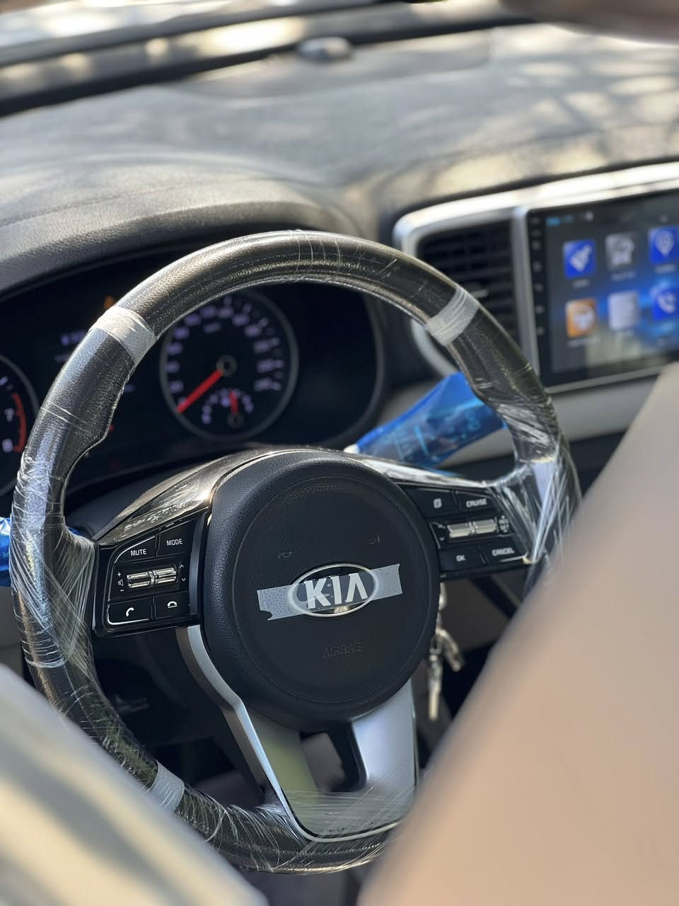 السلام عليكم
سبورتج 2020 خليجي 
مكفوله بيها بارد صغير بل جاملغ الخلفي وباب الي بصف السايق بيها طعجه ممبينه 
رقم اربيل 
مواصفات 
بانوراما
تحكمات ستيرن 
حساسات 
وبقيه المواصفات المعروفه 
ماشيه 154 km حقيقي 
سياره مال جناي سعر ١٨٩ بيها مجال للشراي 
متواجد على الرقم ***********
خاص وواتساب متواجد
