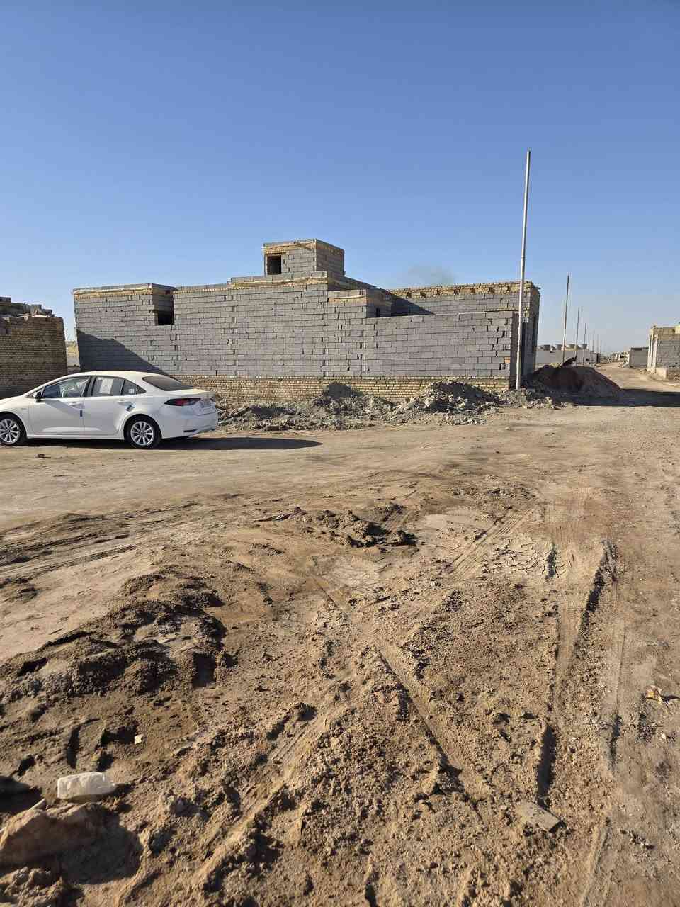 قطعه للبيع بالصخيين شارع المرتضى من الشارع الرئيسي وتنزل عليها 
المساحه 180 متر وبيها ( الوجه 10م ) (النزال 18م ) 
تتوفر خدمات ماء و كهرباء شارع عريض 
منطقه سكنيه 
السعر مناسب  9 ملايين 
للاستفسار ***********
