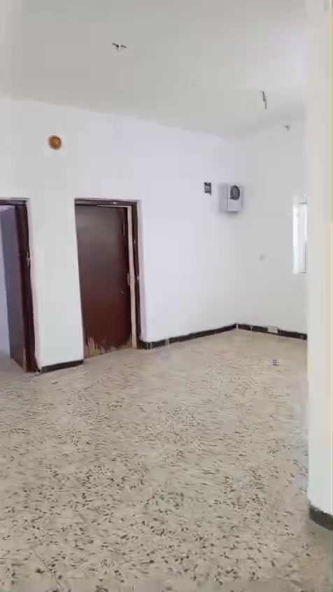 شقه لليجار 
تكريت الزهور مقابيل صيدلية الزهور 
كامل تفاصيلها بالمقطع 
للستفسار اتصل عالرقم ***********
