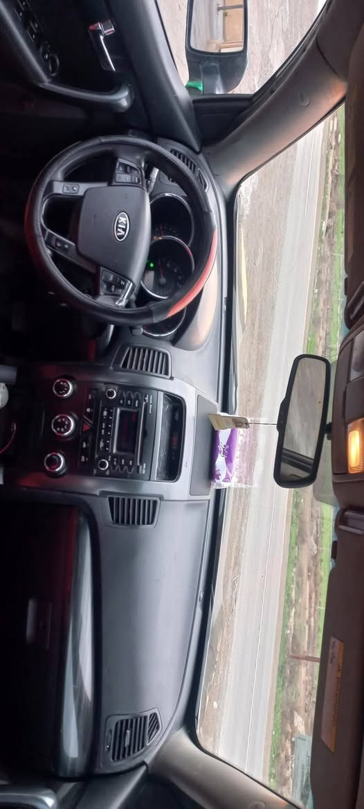 السلام عليكم..... 
🚗 للبيع: كيا سورنتو 2012
📍 مكان السيارة: كركوك
📞 للتواصل: ***********
💰 السعر: 130 ورقة – قابل للتفاوض
📊 المسافة المقطوعة: 225,000 كم
🛠️ المحرك: 4 سلندر – 2400cc دوش

⚠️ أضرار السيارة:
• مصبوغة حزام
• قص بسيط بجهة السائق أثر حادث 

📌 تفاصيل إضافية:
• رقم السيارة: بغداد مشروع وطني
• بأسمي – تحويل مباشر
• سنوية نافذة حتى نهاية 2026
محرك شرط گير شرط
• طخم إطارات جديد
• تبريد ممتاز
تدفئه ممتاز
