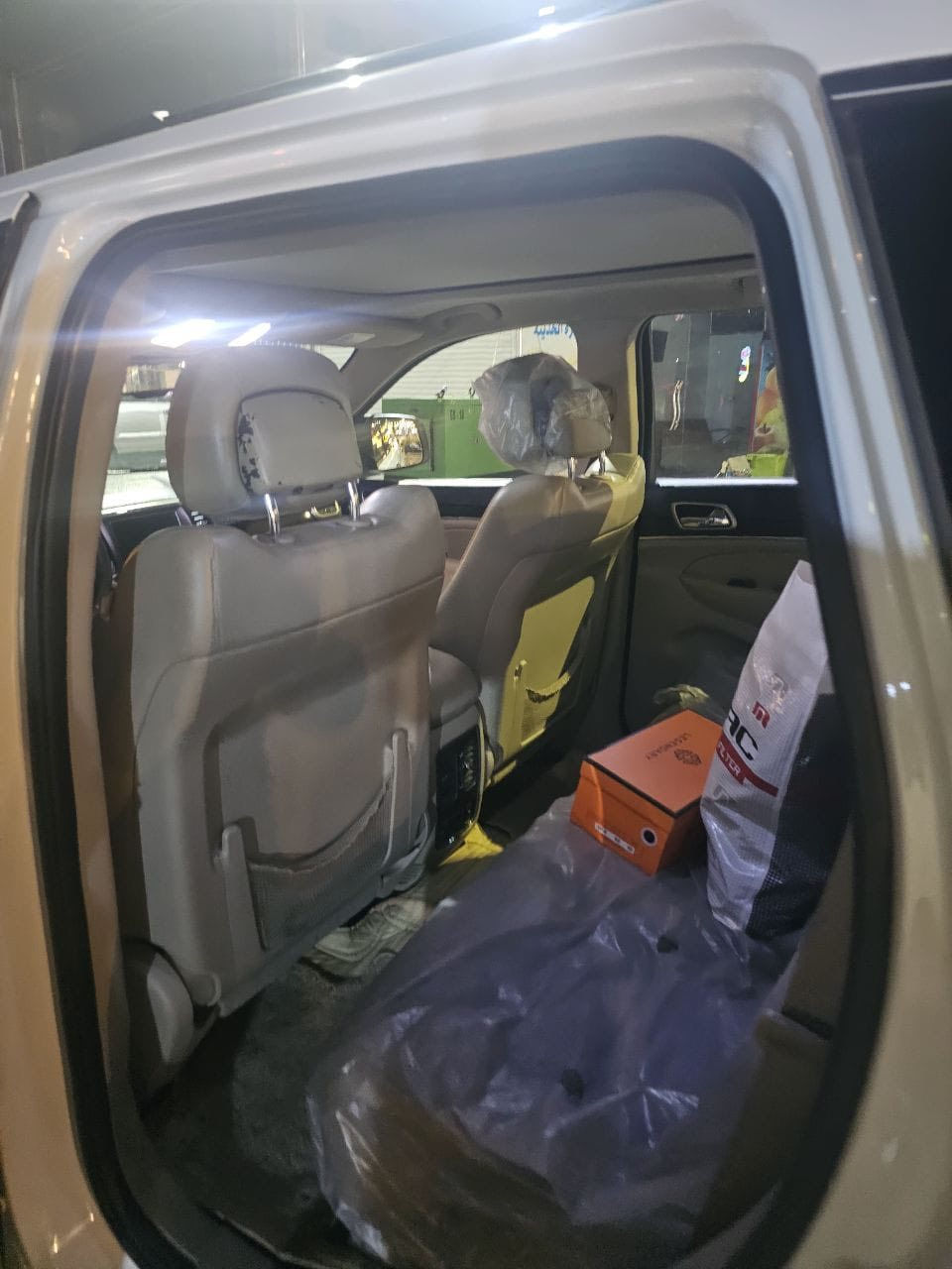 من رخصة اخوتي المسؤلين والمشرفين
قد
جيب خليجي گراند شيروكي موديل 14 
فئه لمتد 
✅فول مواصفات 1 / 1
✅ ماشية 190 الف قابل للزيادة
✅فور ويل 
✅بصمه 
✅بانوراما
✅ويل حجم (18)
✅طخم تاير جديد 
✅كشنات جلد
✅كراسي كهرباء 
✅مكينه 3600
✅حساسات أمامي خلفي 
✅صندوق كهرباء 
✅ مكفولة كفالة عامة 
فقط ما عدا دعامية اشوية مصبوغة و شخطه صارت بباب ب العراق
موجودة صور قبل التصليح و بعد تصليح 
صور سونار موجود هم 
💥 رقم اربيل بأسمي سنوية لغاية 2028
 💸 السعر 220 ورقة
متواجد مكان السياره بغداد الزعفرانية

📞☎️
     ‎0771 235 5410
