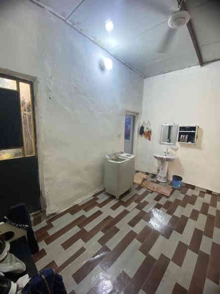 السلام عليكم بيت للبيع تجاوز مربع (الدسيم) خلف ساحه صفوان المساحه 130 متر يحتوي كراج و استقبل ومطبخ وغرفه ومساحه مقابل الغرفه ويوجد كهرباء ومي ابي خط جديد ومجاري جديدة السعر 22 وقابل للتفاوض للاستفسار الاتصال على الرقم *********** اتصل خاص ما اجاوب واتساب اكو السعر 22 #للبيع
