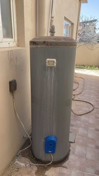 سخان مستعمل • ٢٢٠ لتر • بدون هيتر