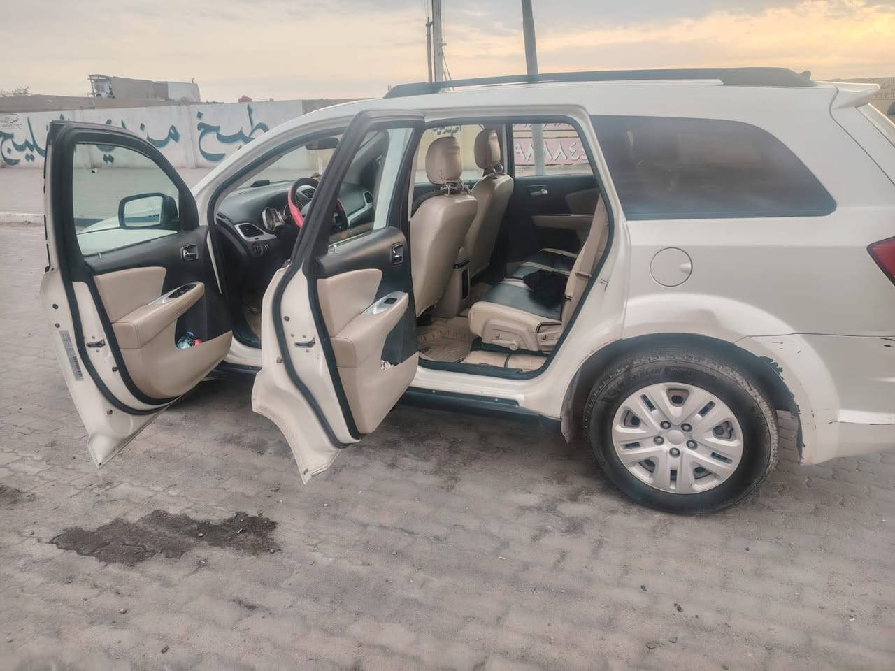 السلام عليكم سياره جورني مديل 2018  مكفوله من تبديل وصبغ وهاذا حادثه انه مكلف بل نشر اتصل علا الرقم ***********
