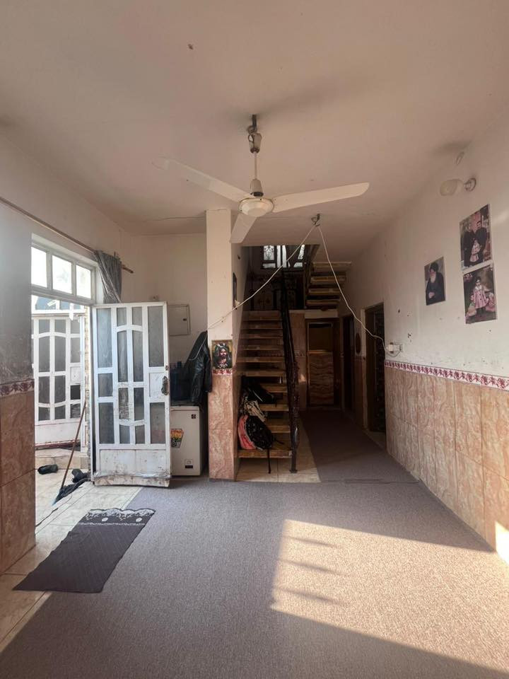 بيت مساحته 100 متر
عگادة طابو صرف 
غرفة صالة برانية مطبخ حمام2 ومناور 2
حي الجامعة نهاية شارع سوات مقابل مجمع الشمس السكني. يرهم يصير محلات او شقق سكنية
السعر 145 وبي مجال
التواصل : 
***********
