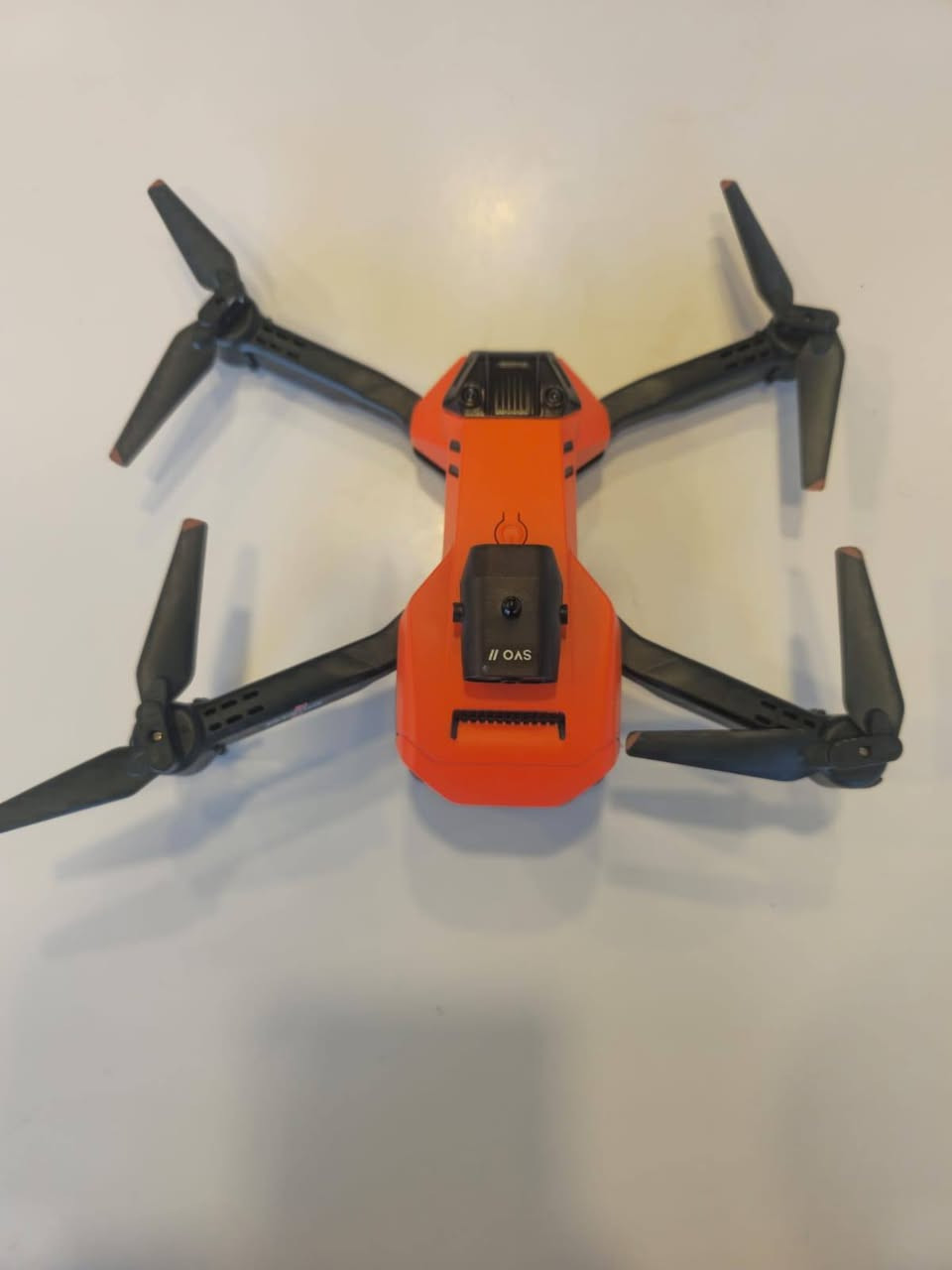 L900 Pro SE هو طائرة بدون طيار (درون) احترافية قابلة للطي مزودة بكاميرا مزدوجة بدقة 4K HD، وتتميز بمحرك بدون فرشات (Brushless)، ونظام تحديد المواقع (GPS)، وميزات متقدمة مثل تجنب العقبات، و تتبع الهدف، ومسافة تحكم طويلة (تصل إلى 1200 متر)، ووقت طيران يصل إلى 28-30 دقيقة، وتعمل بتقنية واي فاي 5G لنقل صور مباشر (FPV) من خلال تطبيق، مما يجعلها خياراً شائعاً للتصوير الجوي الاحترافي.
الميزات الرئيسية:
الكاميرات: كاميرا أمامية 4K HD وكاميرا سفلية، مع إمكانية ضبط زاوية الكاميرا كهربائياً.
المحرك: محركات بدون فرشات (Brushless)، مما يوفر قوة أكبر وعمر أطول.
نظام تحديد المواقع (GPS): يوفر ميزات مثل العودة التلقائية إلى نقطة الانطلاق، وتحديد المواقع بدقة، والتحليق الثابت.
تجنب العقبات: بعض الإصدارات (مثل SE MAX) تأتي مع مستشعرات لتجنب العقبات.
وقت الطيران: حوالي 28 إلى 30 دقيقة ببطارية ذكية عالية السعة.
التحكم: عن طريق جهاز تحكم عن بعد وتطبيق هاتف ذكي، مع دعم للتحكم عبر واي فاي 5G.
ميزات ذكية: وضع "تابعني" (Follow Me)، والطيران حول نقطة محددة (Fixed Point Surround)، ووضع تخطيط المسار (Waypoint Flight). 
الإصدارات:
L900 Pro SE: الإصدار الأساسي، يتميز بميزات GPS وكاميرا 4K ووقت طيران جيد.

للأستفسار التواصل 
***********
