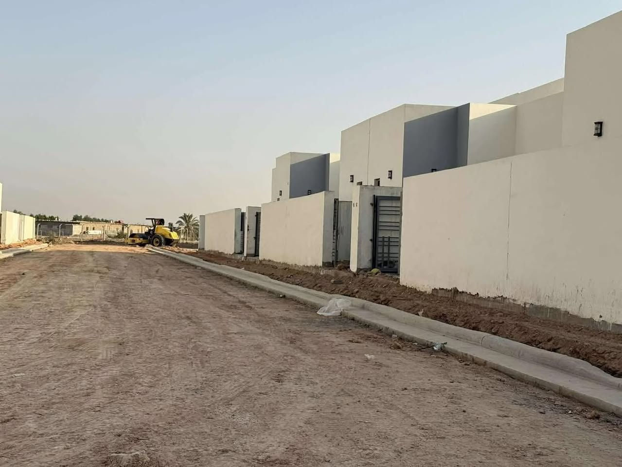 دار للبيع في مجمع الزهور سكني في الكوفه مساحة ١٦٠ متر مرحلة اولى السعر من الشركة ١١٥ مليون واصل 27/300 مليون ابلوك 34 مشمول مصرف العقاريّ ينبع بتطلوعه  ***********
