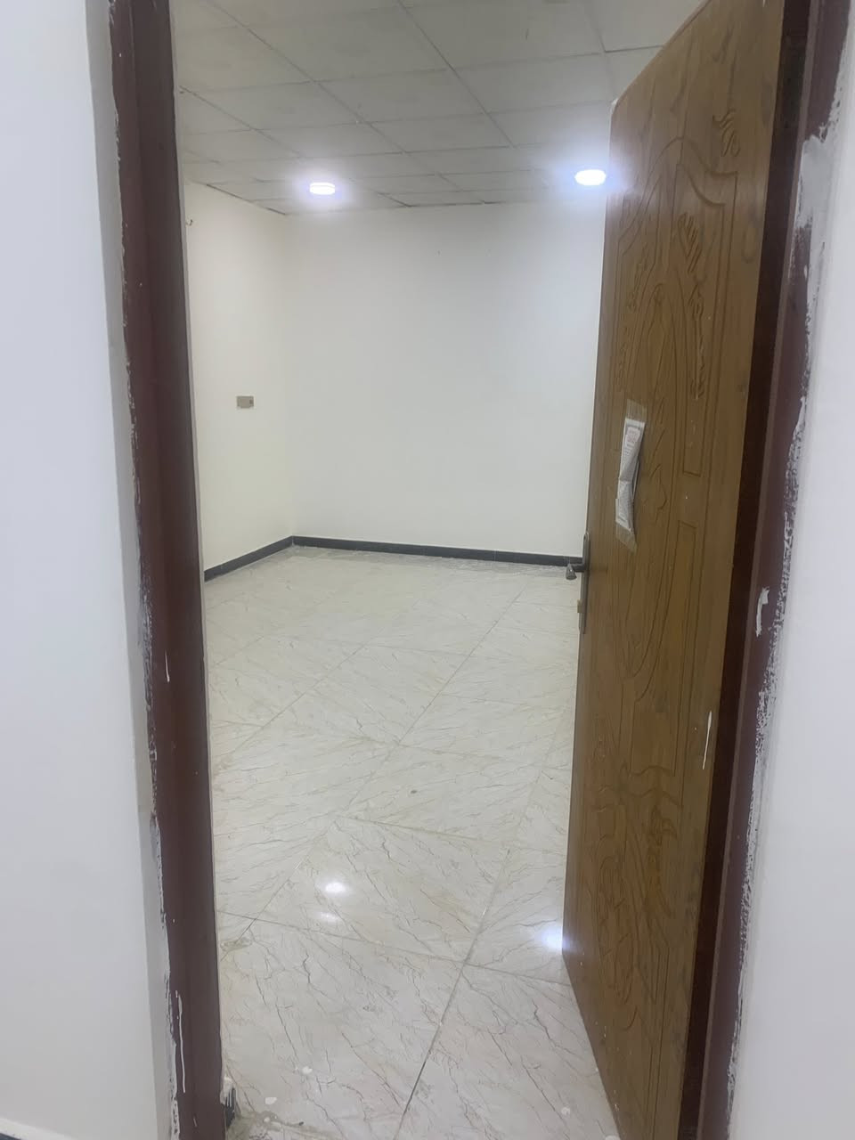 🏡 شقة ديلوكس جديدة للإيجار – مساحة 200 متر
✨ ضمن بيت طابق أول مع مدخل خارجي معزول، تصميم واسع ومريح لكل أفراد العائلة.

🛏️ التفاصيل:

 • 2 غرف نوم

 • صالة واسعة

 • مطبخ  

 • 1حمام

 • سطح خاص

💰 السعر: 450 ألف دينار (بدون حساب ماء وكهرباء)

📍 العنوان: القبلة – حي القائم، خلف مدارس العليم الأهلية

📲 للاستفسار والتواصل: [***********]

🏢 مكتب العنوان للعقارات – نضمن لك أفضل العروض وأرقى الخدمات.

شقة واسعة وجديدة تناسب الراحة والفخامة. لا تفوت الفرصة
