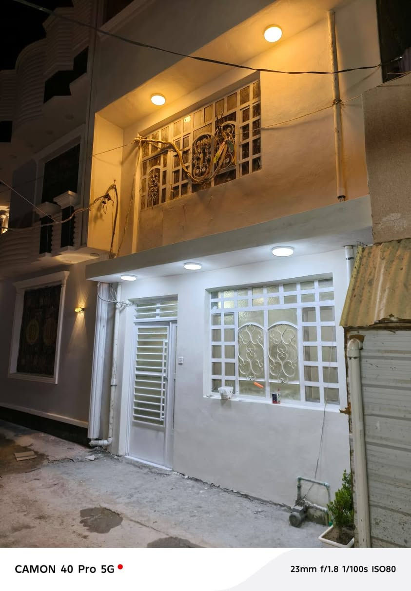 بيت للبيع مساحه 50م 
ملك بدون اوقاف شارع خزعل بعد المولده 
السعر 70 
للاستفسار مكتب منير درويش للعقار موبايل واتساب ماسنجر 
***********
