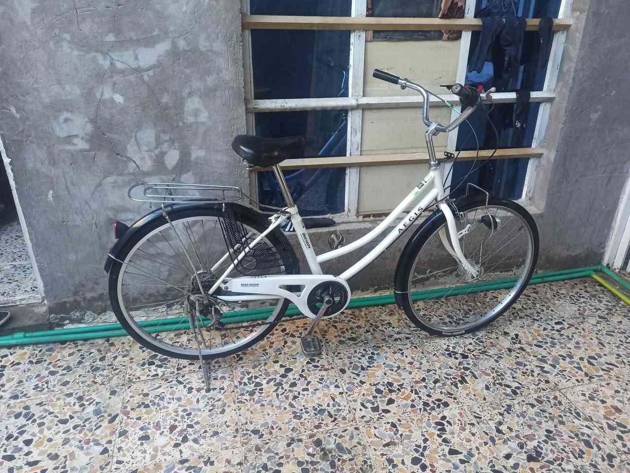 السلام عليكم
بايسكل بناتي ابيض عكرب 2015
نضيف فول البريكات مامي خلفي شغال العكرب شغال التايرات نضيفه 
واتساب ***********
السعر 100
