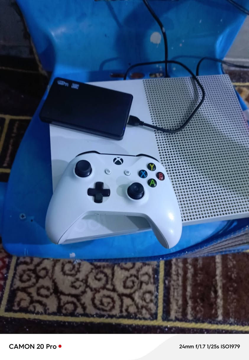 السلام عليكم ورحمة الله اكس بوكس ون إس بعده جديد الجهاز كورتونته بعده ويا ذاكره نص تيره وياء هارد بي بي خمس الألعاب بس تنزلهن سعره ١٧٥ وبي مجال استفسار أكثر واتساب  ***********
