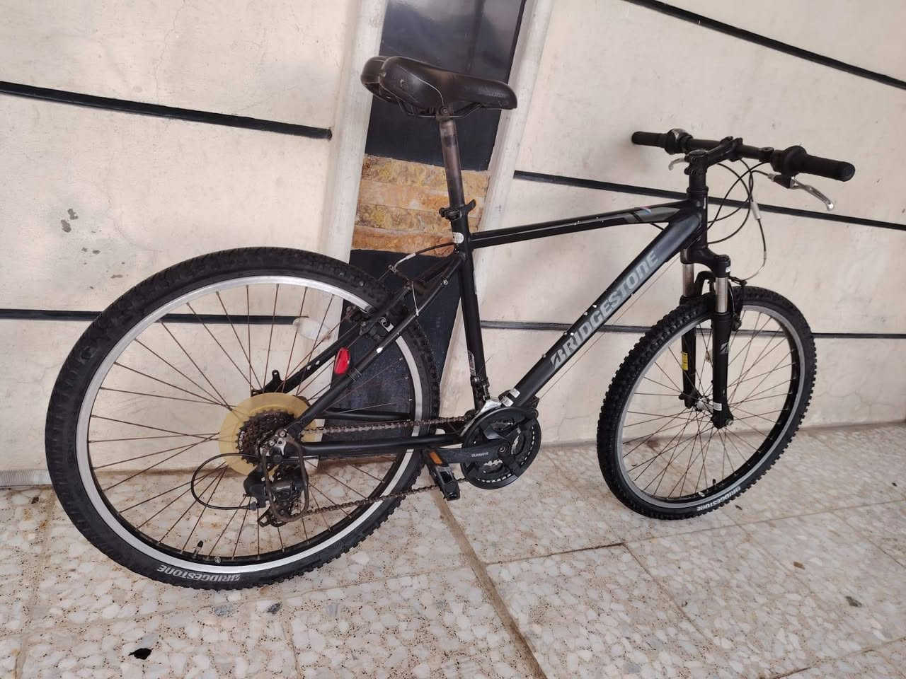 السلام عليكم ورحمة الله وبركاته
بايك موديل جبلي ماركه برجستون العالميه حجم ٢٦
باله ياباني النضافه فول وضع حاويه 
السعر ( 150 الف) 
يدات فر شيمانو اصلي
كشن اصلي ماركه برجستون 
لون ميمز اسود طافي مختم  
معدن المنيوم ريشه فول موصفات 
كير ٧ / ٣ شغال سستم كامل 
غير مستخدم داخل العراق
العنوان بغداد منطقة الحبيبيه 
هاتف *********** 
الاستفسار واتساب
