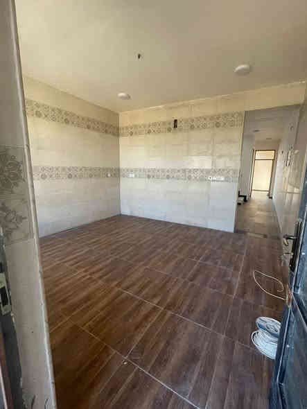 السلام عليكم دار للإيجار بناء حديث نظيف جداً 100 متر طابق ثاني 
يحتوي غرفة نوم، صالة داخلية ، مطبخ ، صحيات ، بلكونة ، بيتوتة وسطح منفصل عدد 2 
المطلوب : عائلة صغيرة حصراً 
نعتذر من الطلاب والموظفين فقط عوائل 
العنوان الدورة ابو طيارة، زراعي شركة المراعي 
للاستفسار واتس أب ***********
