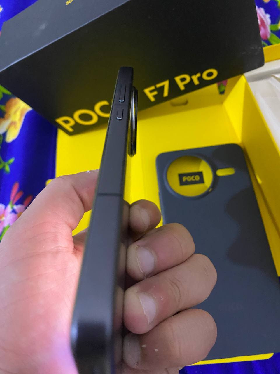 بوكو F7برو نظيف جدا مع ملحقاته الجهاز ما مستخدم هواي ابد اخو الجديد الجهاز مكفول + ذاكرة 512 
يشغل ببجي 120فريم سلس الاستخدام 
سعر 575 الف بيه مجال بسيط جدا 
***********
