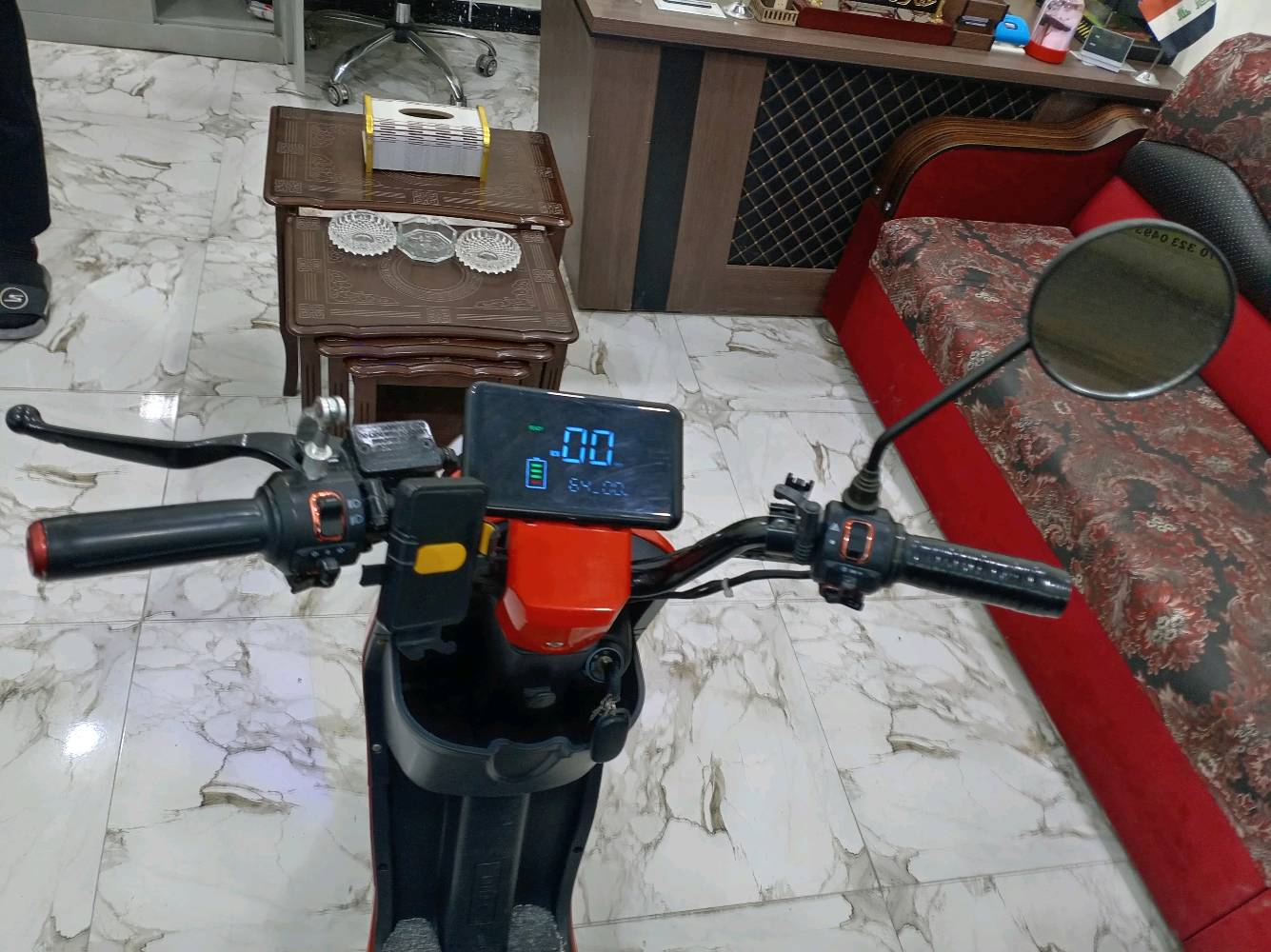 دراجة كهربائية R9 حمراء اللون بحالة جيدة ومناسبة للاستخدام اليومي. تصميم مريح ومجهز بمقعد مريح ومرايا جانبية. مثالية للتنقل داخل المدينة. تُباع لأسباب شخصية، والبيع بشكل فوري.