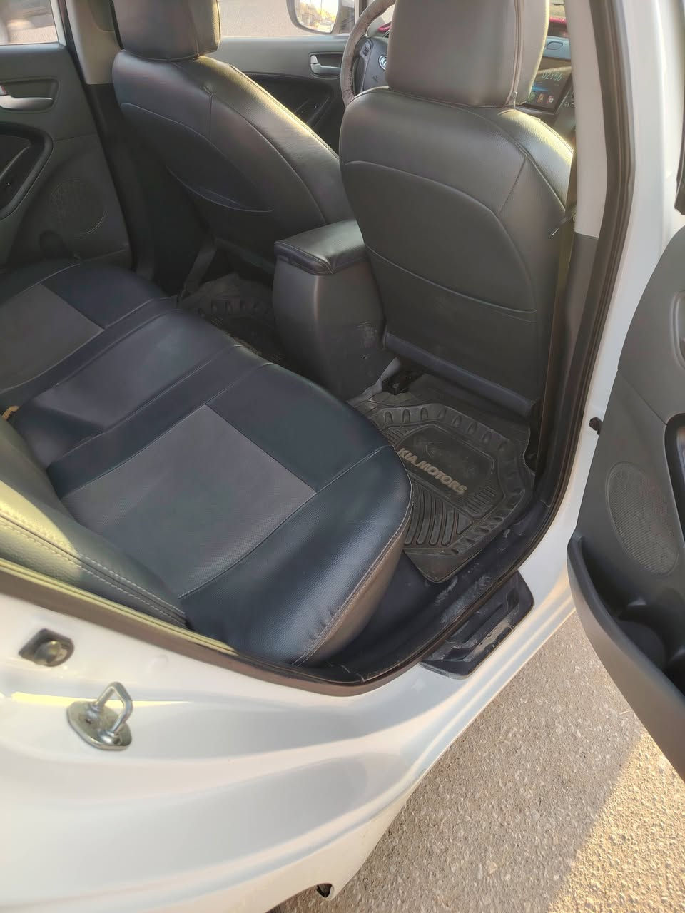 السلام عليكم سيراتو للبيع 2018... سياره مكفوله مكينه كير حداديه صبغ سياره نضيفه او حلوه مال جناي شراي اتصل... ***********
