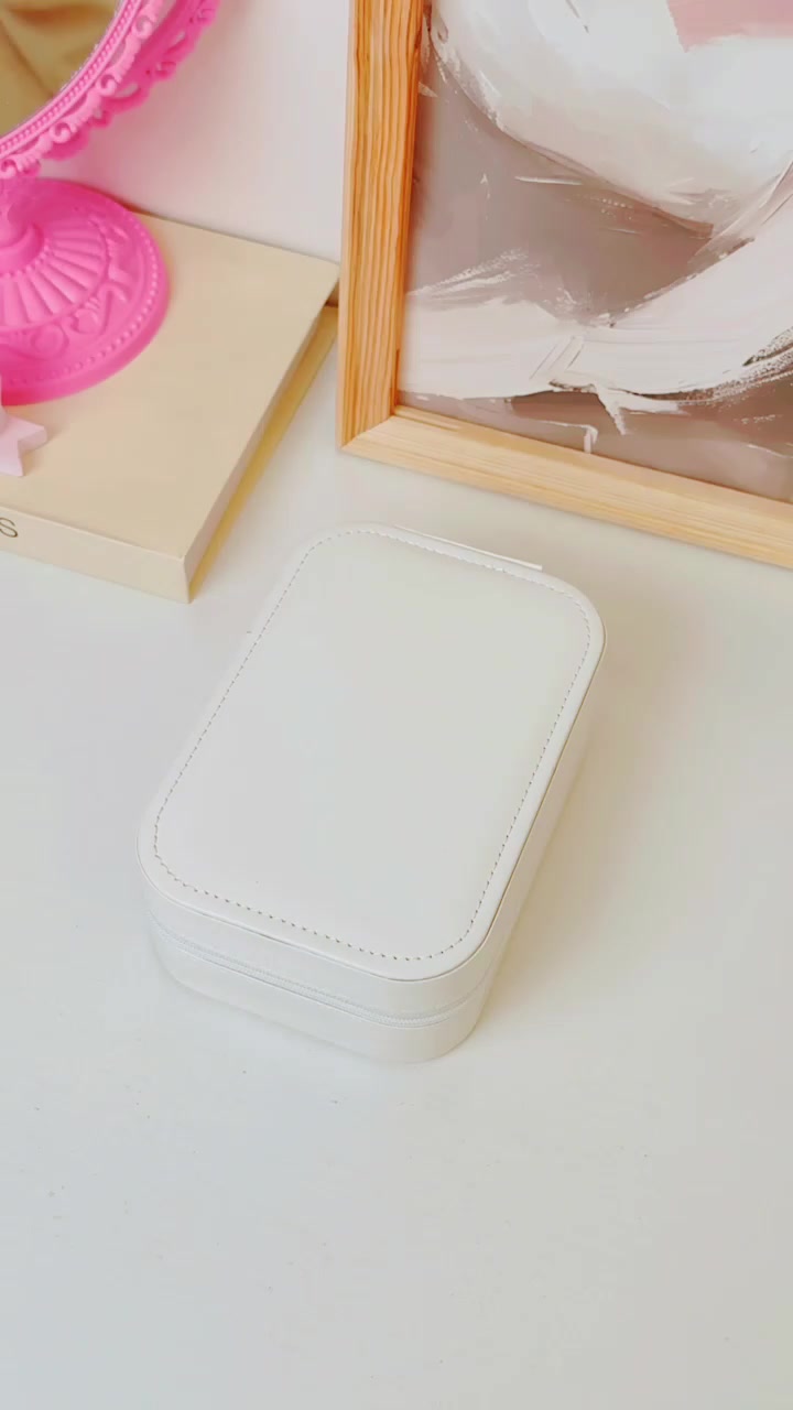 ✨ حافظة مكياج أنيقة بمرآة LED مدمجة

💄 تنظيم مثالي لكل أدوات المكياج اليومية

💡 إضاءة تساعدك على وضع المكياج بدقة عالية

👜 حجم عملي مناسب للبيت والسفر

🔋 بطارية قابلة للشحن تدوم حتى ساعتين

🎨 متوفرة بعدة ألوان أنيقة

🎁 اختيار رائع لكل بنت تحب الترتيب والأناقة


**إذا كنت صاحب هذا الإعلان وتريد حذفه لأي سبب، رجاءا أرسل رسالة إلى الدعم الفني**