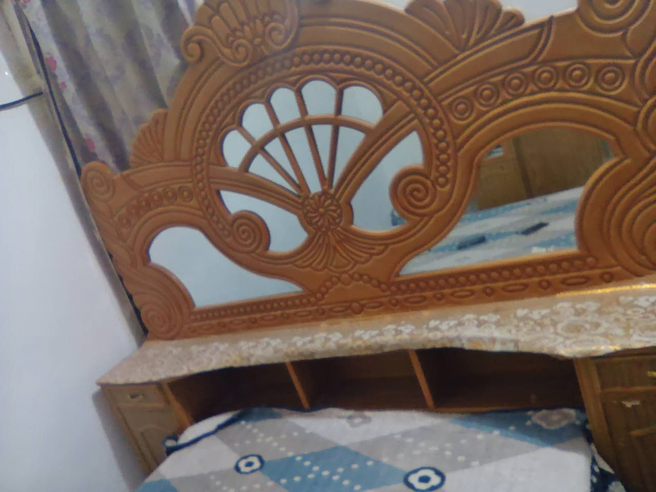 سلام عليكم غرفة للبيع كنتور خمس بيبان نضيفه عوزها بس شوي ترتيبات سعرها 800 
رقم :***********
