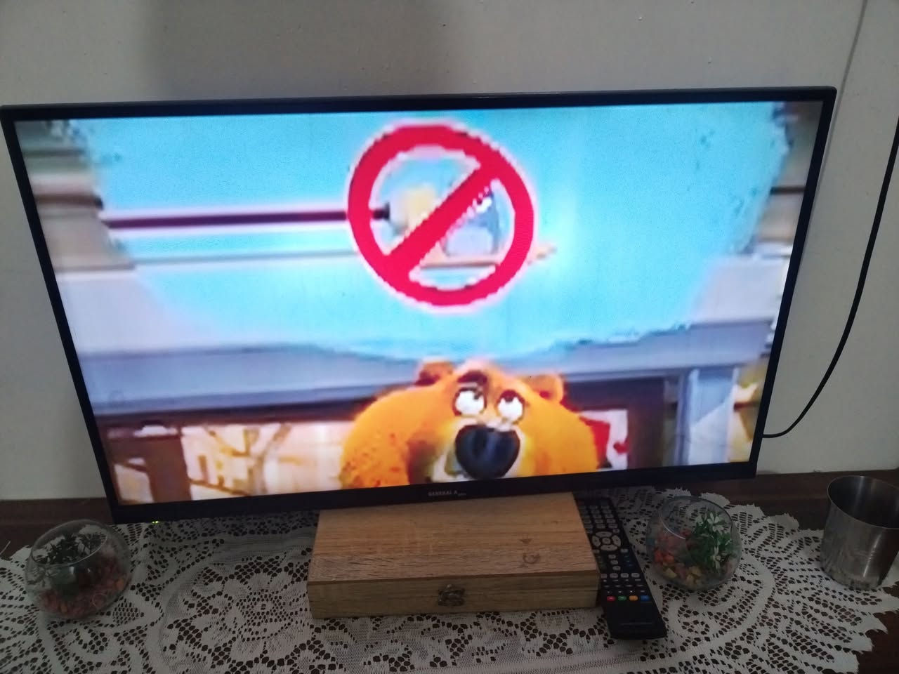 تلفزيون للبيع  نت فول  اي عيب مابي *********** السعرو 75
