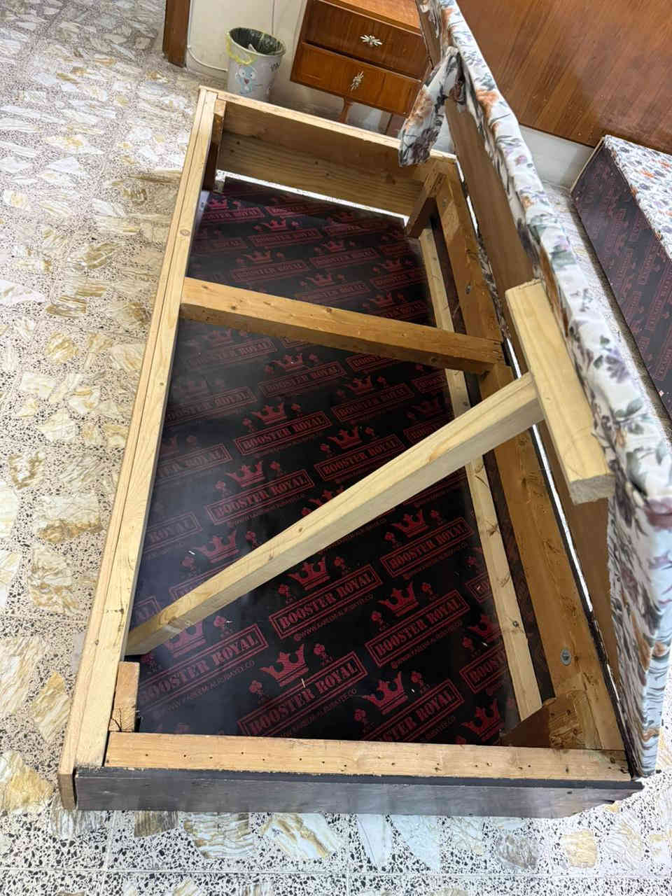 سرير نفرين منفصل  نجارة عراقية ثقيل مع مخزن وبدون رأس   (تخت فقط)المكان شارع فلسطين للتواصل ***********
