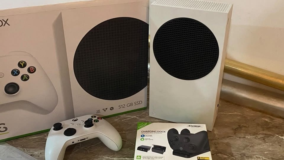 اكسبوكس سيريس اس 512gb +بطاريات شحن عدد ٢ + يده 
ملحقاته كامله صندوق وكيبل شحن وكيبل hdmi 

الجهاز لا مفتوح ولا مبدل نظيف والنظافة كدامكم

السعر 420 الف وبيه مجال بسيط مكاني الموصل 
*********** واتساب وخط
