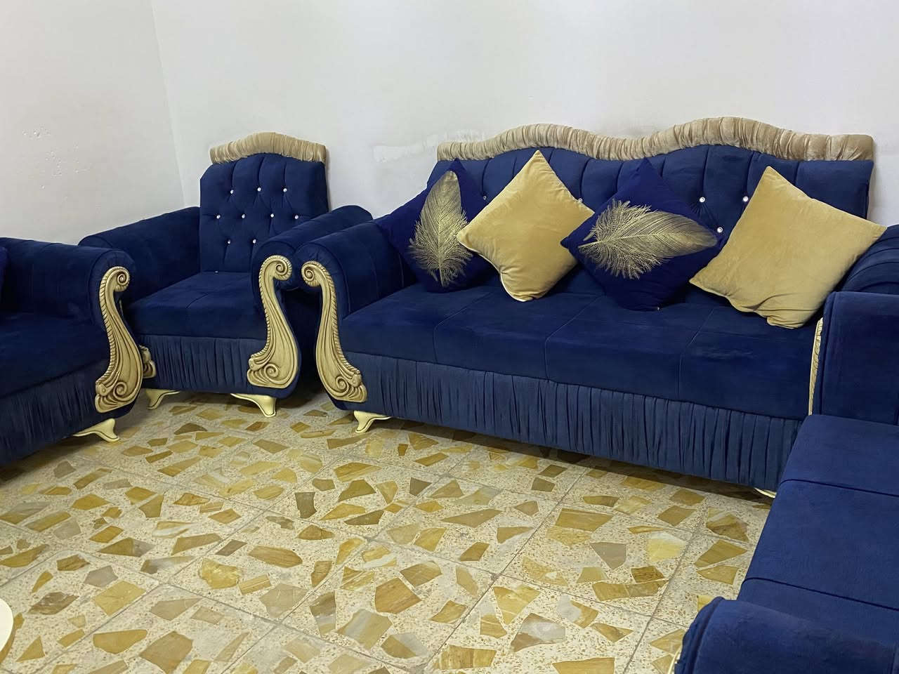 السلام عليكم تخم صارله شهر ونص 10 مقاعد امانه سويته بـ 550 للبيع 500 وبي مجال عندي عملية ومحتاج ***********
بغداد الصالحية
