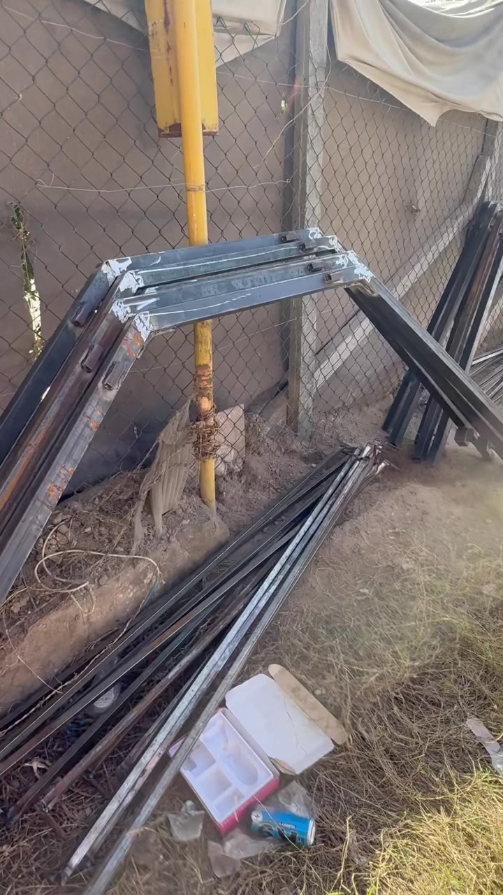 9 جوادر للبيع شغل درجه اولى جديد هنه والقماش مالتهن جدد يعني ابد مامستعملات  شغل درجه اولى حديد ابو الانجين وهاي نصبته الجادر بالمنشور موضح والفيديو موضح بيه     طوله 8 وعرضه 4 الجادر الواحد مكاني النجف سعر الجادر الواحد 675 وبيه مجال قليل  رقمي للاستفسار *********** اخوان الله شاهد شغلهن درجه اولى ادخل للفديو وشوف الشغل وخادم
