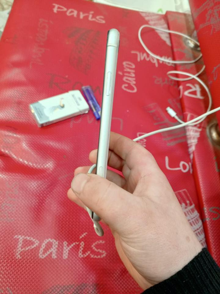 اكس ار مبدل ضهر بس بطاريه ٨٤ ذاكره ٦٤ كامره فول سم شغال فيس ايدي واكف جهاز كلشي. ما ناقصه سعر ١٢٠ وبي مجال للطيبين رقم الواتساب ***********
